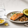 Quando prendere gli omega 3: capsule di olio di pesce accanto a un pasto ricco di grassi buoni